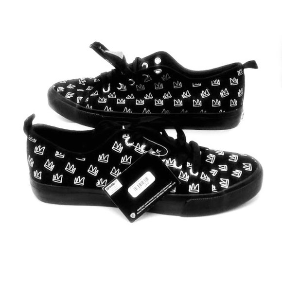 JUGHEAD CROWN*SNEAKERS*RIVERDALE TV SERIES*BLACK W/WHITE CROWNS*UNISEX*NEW* - Picture 1 of 8